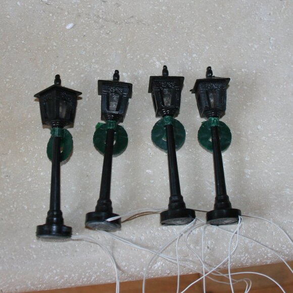 Christmas 1995 Lemax Dickensvale Porcelain Lighted House & Street Lamps - Picture 8 of 15